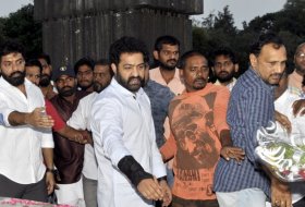 Jr-NTR-And-Kalyan-Ram-Pays-Tribute-To-NTR-At-NTR -Ghat-06